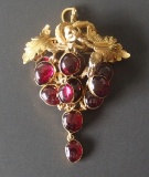 EDWARDIAN 9KT GOLD & GARNET GRAPE BROOCH