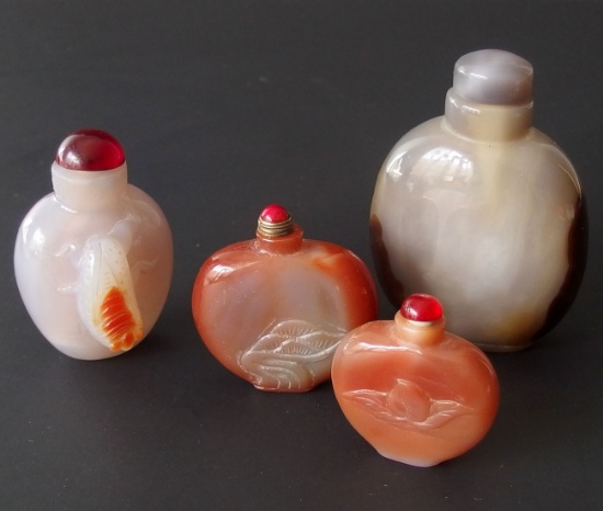 CHINESE AGATE SNUFF BOTTLE COLLECTION (4)