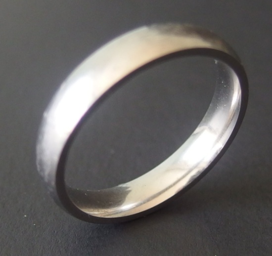 18KT WHITE GOLD WEDDING BAND