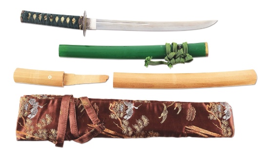 SIGNED KOTO WAKIZASHI WITH ELABORATE MOUNTS, MOUNTED IN GREEN SAYA WITH SHIRASAYA RESTING MOUNT AND