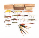 LARGE LOT OF VARIOUS HAND CARVED HANDMADE FOLK ART FISHING LURES.
