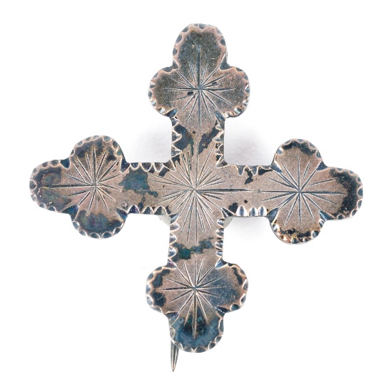 VERY PRETTY MARYLAND BOTTONY CROSS WITH FACETED EDGE AND STARBURSTS.