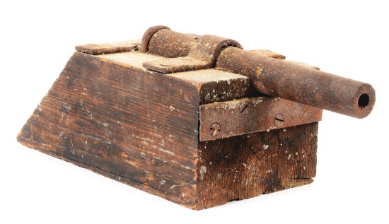 SMALL HOMEMADE TOY IRON CANNON ON WOOD BASE.