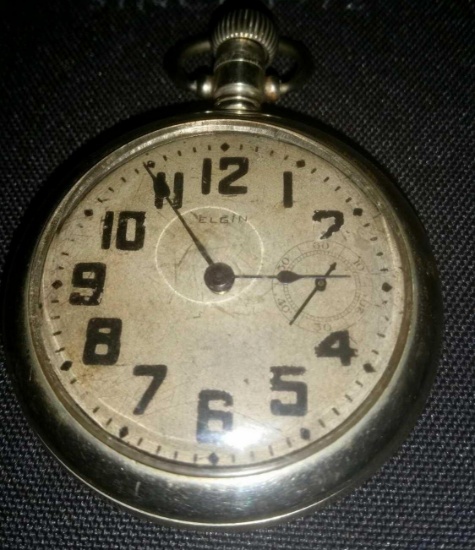 Elgin pocket watch 17 jewel with swing out case, unique second hand at 3:00