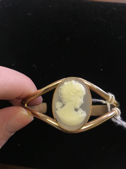 Cameo bracelet and pendent...