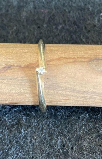 10K Yellow Gold Rind with Diamond Chip