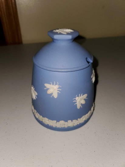 Wedgwood Jasper ware Honey Dish with Lid and Honey Dipper, 1984 Hammond Museum, Excellent Condition
