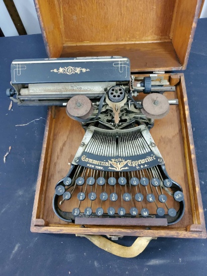 Commercial Visible Typewriter, In Case