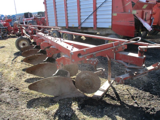 Int 710, 5 x 18's plow