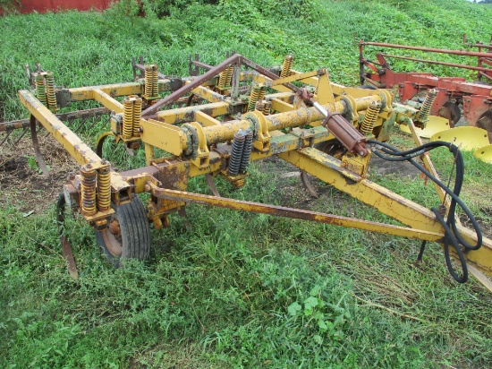 Dakon 12 shank chisel plow w/mulcher