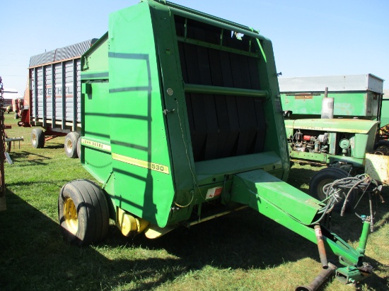 John Deere 530 round baler