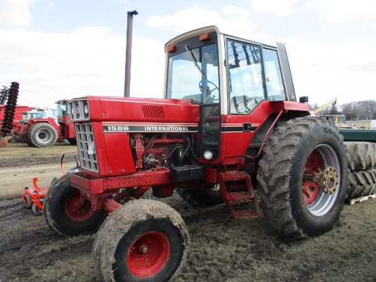 Int 1586, 3,961 hrs. showing, 3pt. 3 hyd, PTO, 20.8x38 axle mnt duals