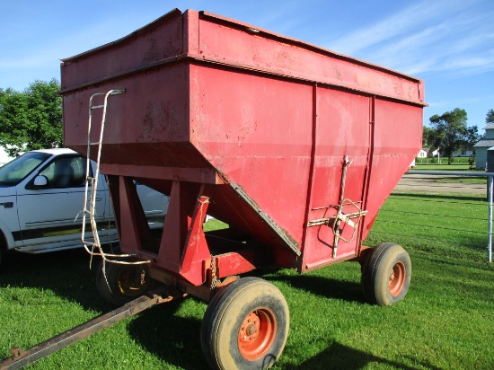 Gravity wagon w/Minnesota jumbo 10 ton gear