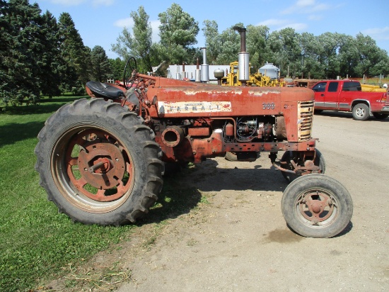 Farmall 300, WF, hyd PTO, good rubber, runs sn#20558