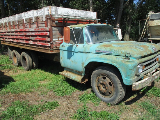 1962 Ford F700 w/14 ft. box & hoist, not running, no title