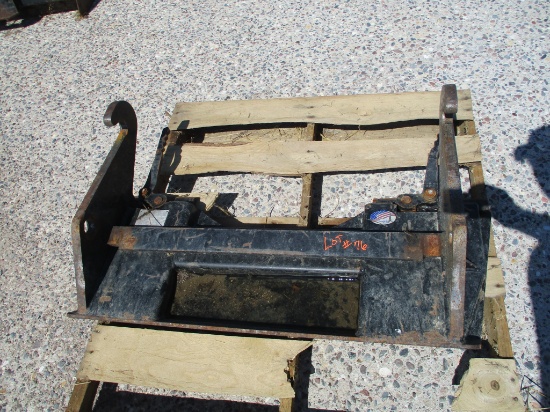 Adaptor plate from JRB coupler to universal skid loader