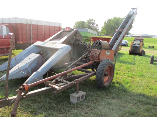 New Idea 2R corn picker, husking bed