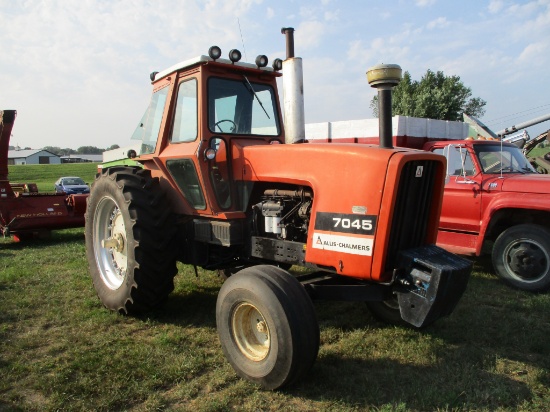 AC 7045 cab, 2,771 hrs. showing, weights, 3pt. dual hyd, pto, like new 480/80R 42 tires