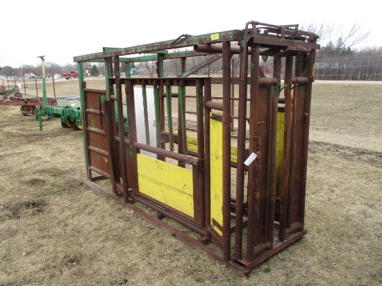 Cattle squeeze chute w/head gate