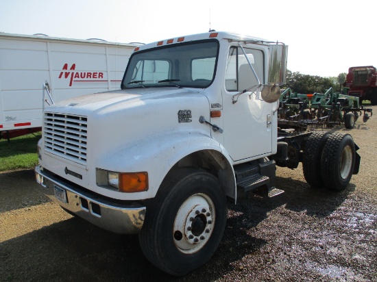 2001 int 4900 day cab, 204,172 miles showing, DT466E motor, auto, single ax. good rubber