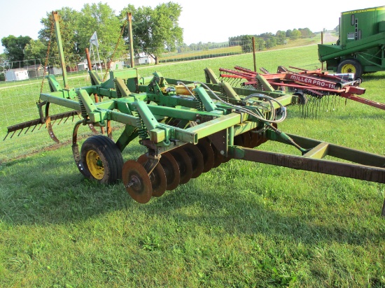 John Deere 710, 7 shank disc chisel, buster bar