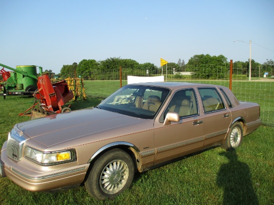 1996 Lincoln Town Car, 132,208 miles showing, leather, power locks, windows, seats, AC, cruise