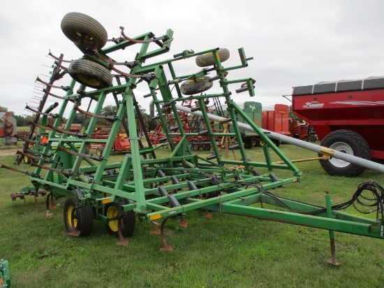 John Deere 960, 30" field cult. walking tandem, Hyd wings, 3 bar harroe