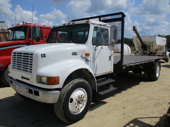 1997 Int 4700, 302,506 miles showing, DT466 engine, Auto, 20' steel bed, runs & drives