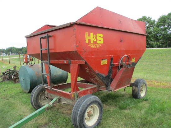 H&S model 200 gravity wagon w/JD 1065 gear