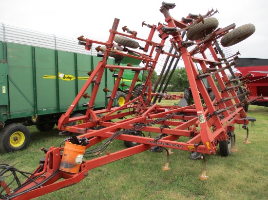 Case IH 4800, 34' field cult. 4 bar harrow, walking tandems, Hyd wings