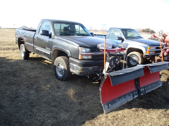 2003 Chevy 2500HD 4x4, 212,250 miles showing, w/newer Western 8 1/2 ft V plow, power windows, locks