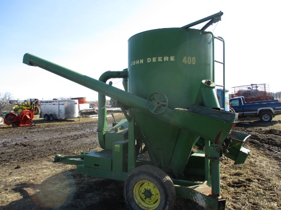 John Deere 400 feed mill