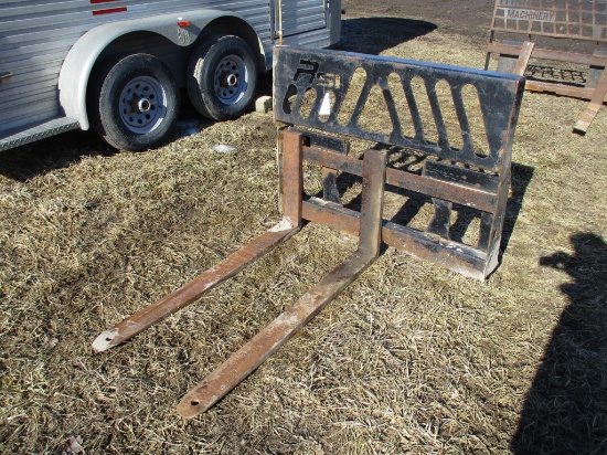 Skid loader Mnt. pallet forks, bent rail