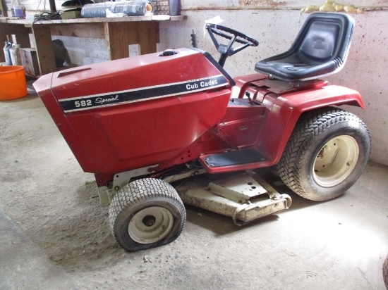 Int Cub Cadet 582 Special, gear shift, 44" deck, runs & drives, SN#2050596U693666