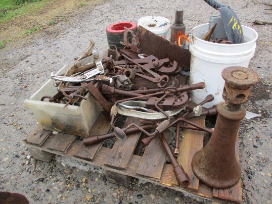 Pallet full of screw jack, vintage tools