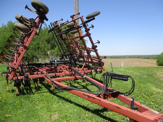 Case IH Tiger Mate II, 38' Feild Cult. walking tandems, Hyd wings, 3 bar harrow, 4 new carraige