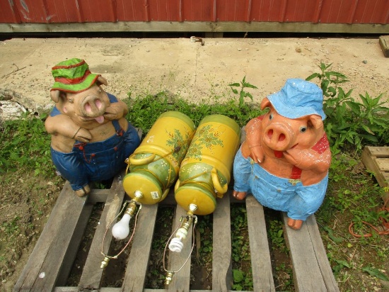 2 Pig statues & set lamps