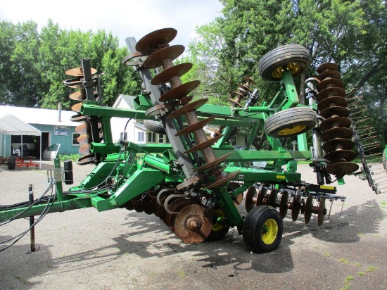 John Deere 637, 23'7" Disc, rock cushion, Hyd wings, 3 bar harrow