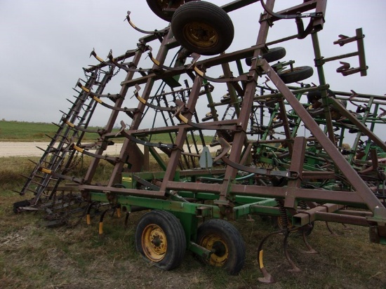 John Deere 960 Field Cultivator