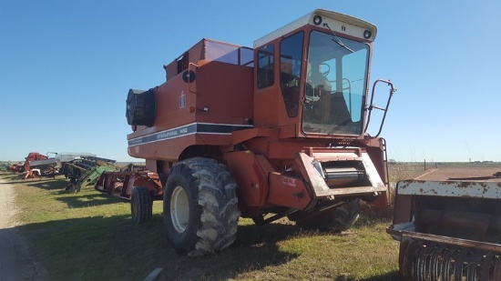 International 1460 Combine w/ Header