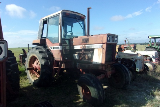 International 1586 Salvage Tractor