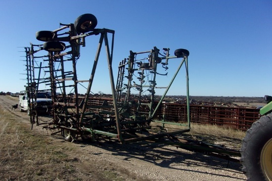 John Deere 1050 Field Cultivator