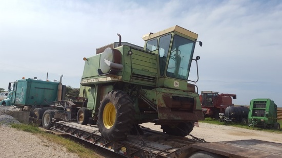 John Deere 4400 Combine