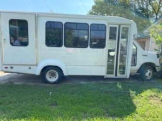 2010 Ford E-350 Bus