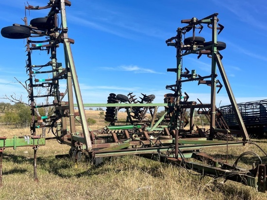 John Deere 1610 Chisel Plow