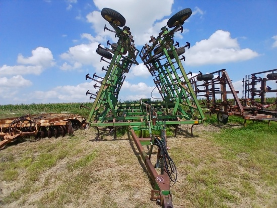John Deere 980 Field Cultivator