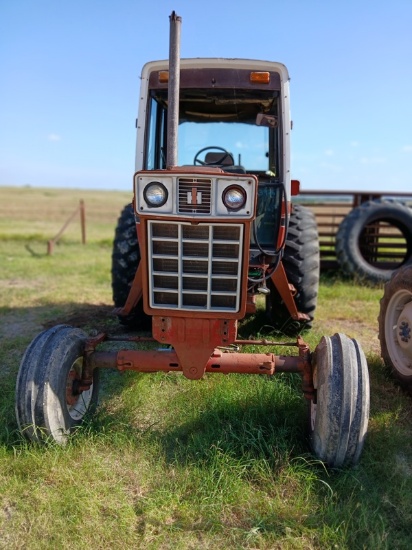 International 1086 Tractor