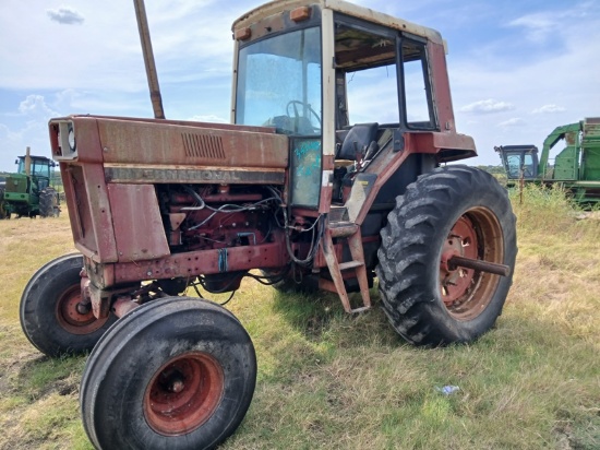 International 1486 Salvage Tractor