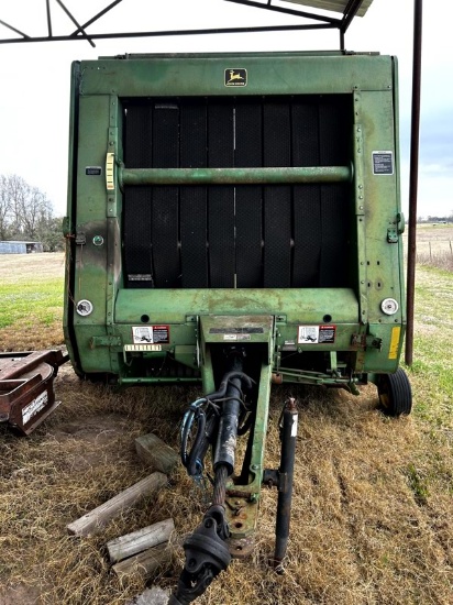 John Deere 566 Baler