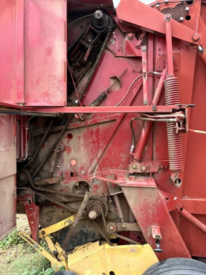 New Holland 688 Round Baler